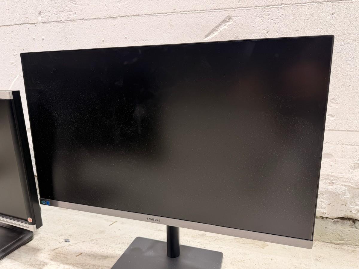 Parti med 8 PC-skjermer og 4 Lenovo USB-C-dokkingstasjoner