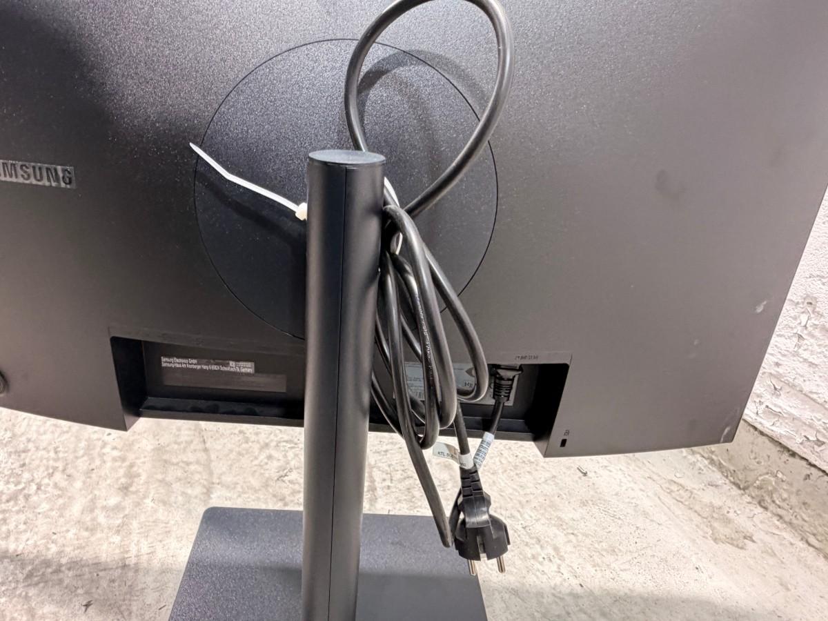 Parti med 8 PC-skjermer og 4 Lenovo USB-C-dokkingstasjoner