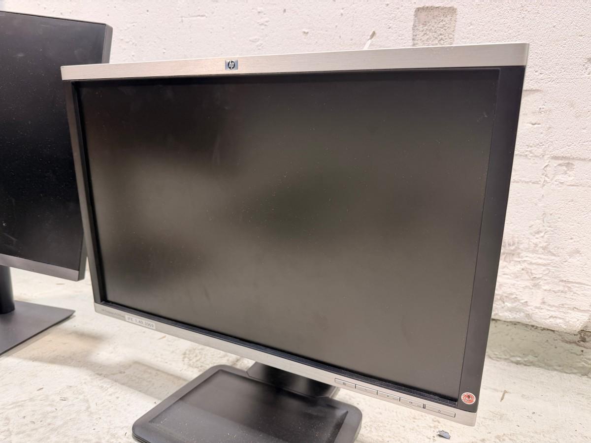 Parti med 8 PC-skjermer og 4 Lenovo USB-C-dokkingstasjoner