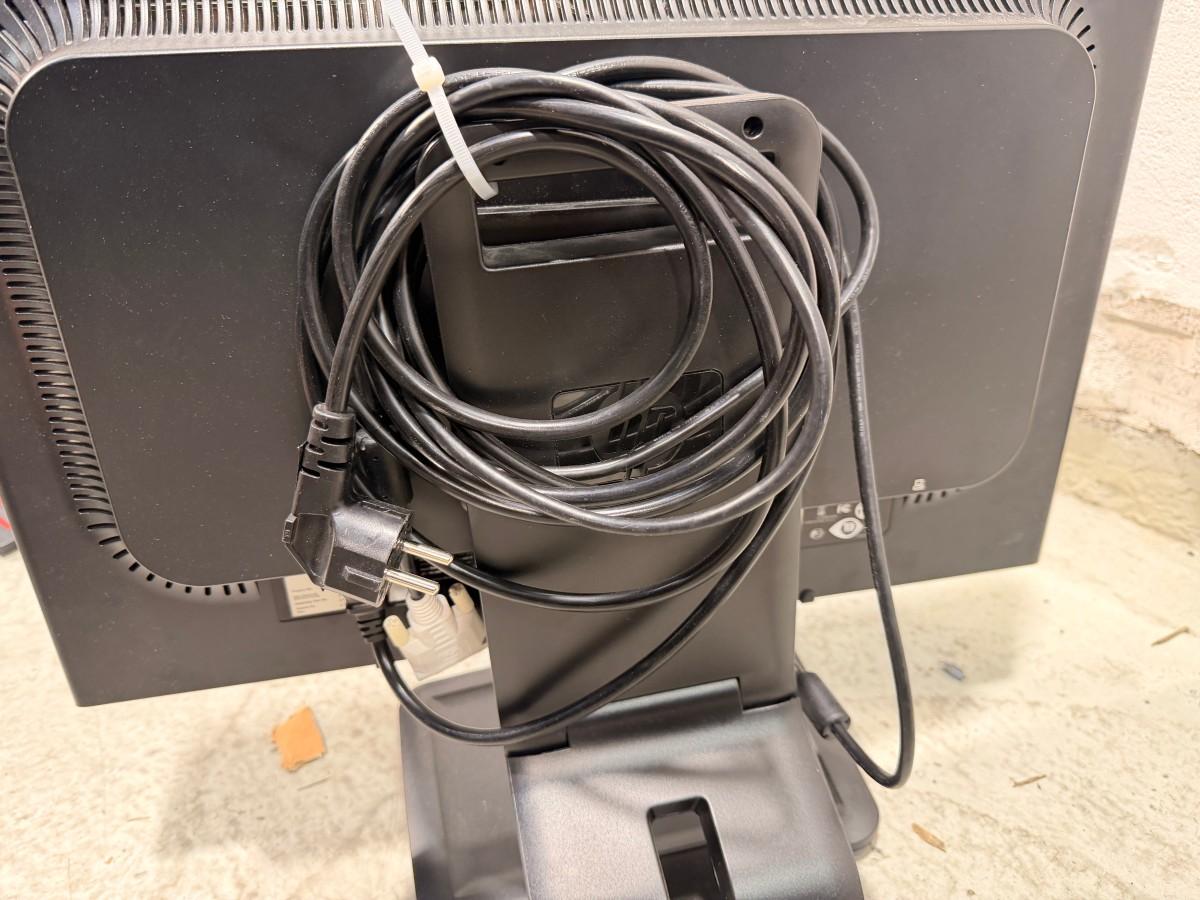 Parti med 8 PC-skjermer og 4 Lenovo USB-C-dokkingstasjoner