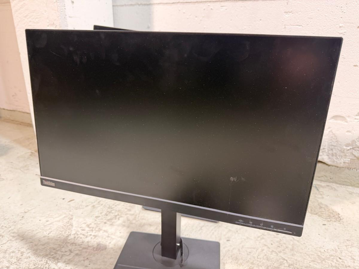 Parti med 8 PC-skjermer og 4 Lenovo USB-C-dokkingstasjoner