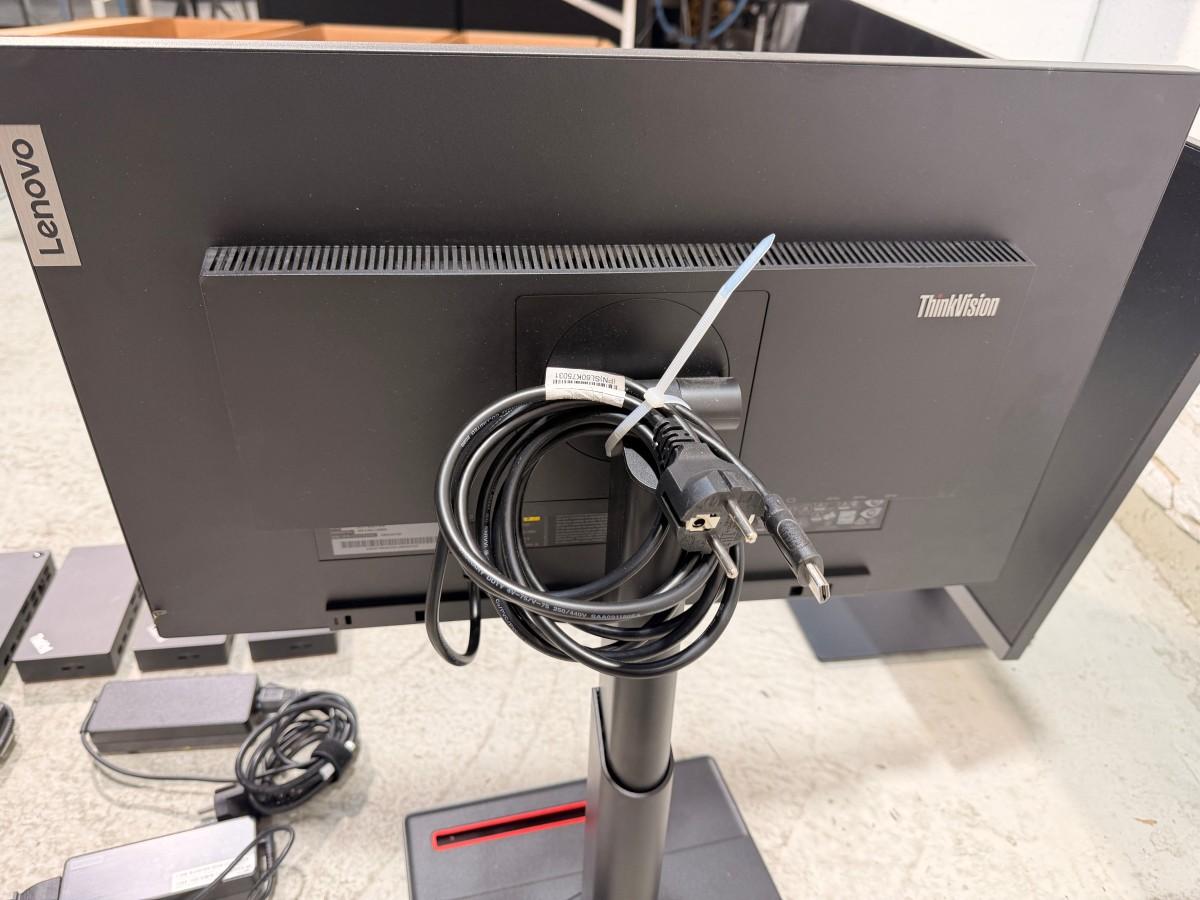 Parti med 8 PC-skjermer og 4 Lenovo USB-C-dokkingstasjoner