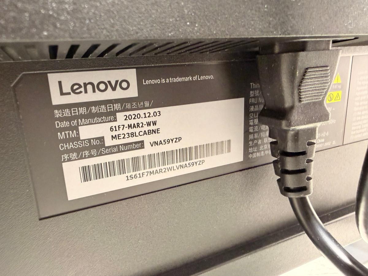 Parti med 8 PC-skjermer og 4 Lenovo USB-C-dokkingstasjoner