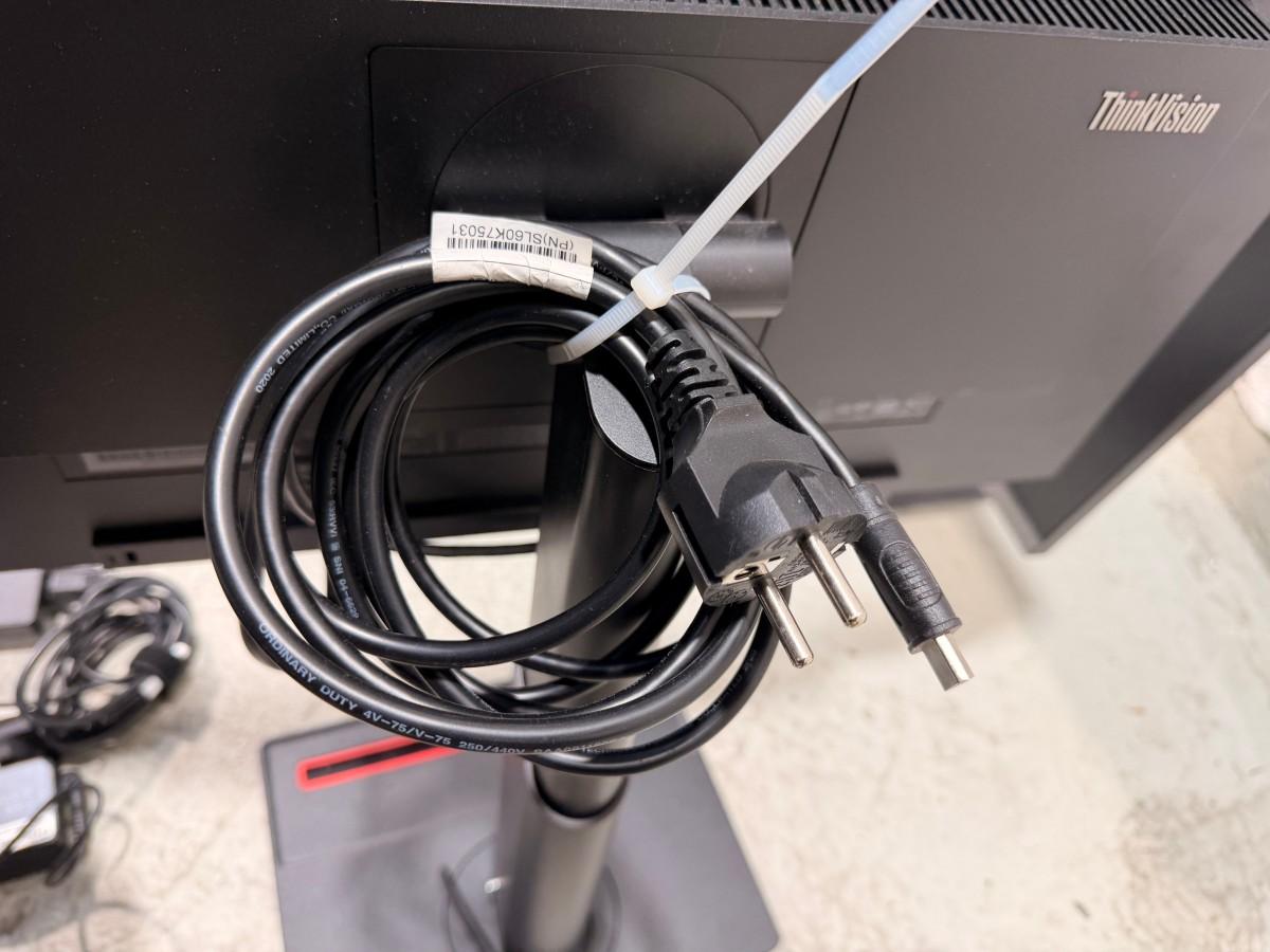 Parti med 8 PC-skjermer og 4 Lenovo USB-C-dokkingstasjoner
