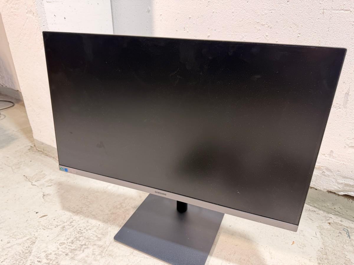 Parti med 8 PC-skjermer og 4 Lenovo USB-C-dokkingstasjoner