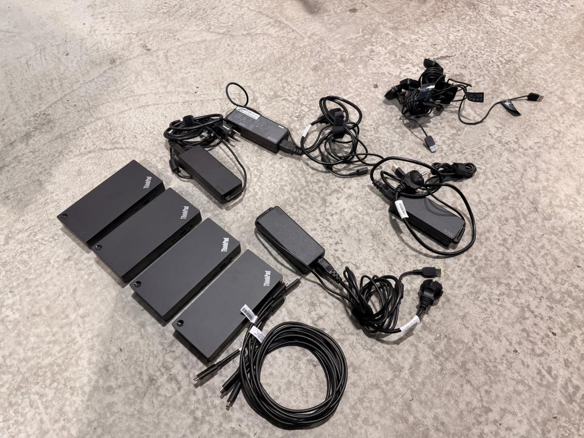 Parti med 8 PC-skjermer og 4 Lenovo USB-C-dokkingstasjoner