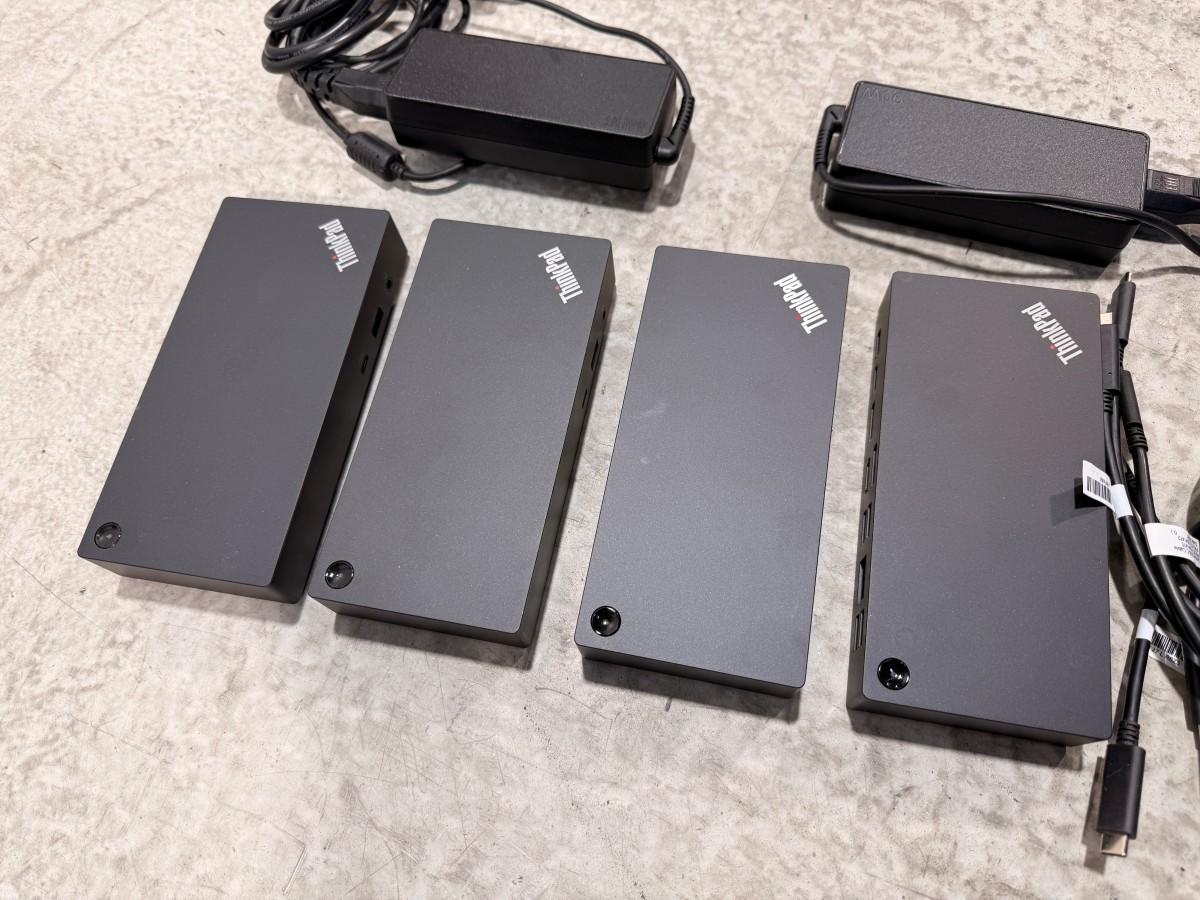 Parti med 8 PC-skjermer og 4 Lenovo USB-C-dokkingstasjoner