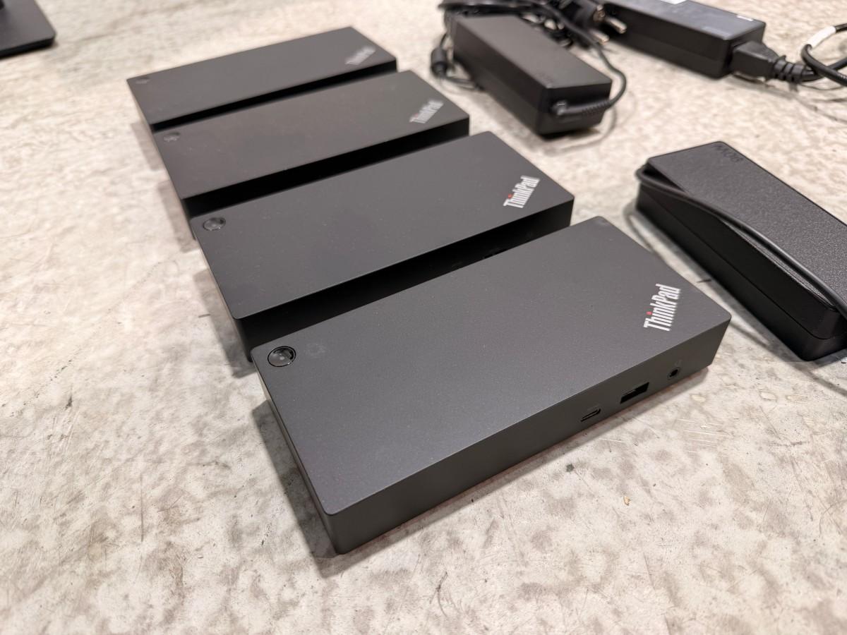 Parti med 8 PC-skjermer og 4 Lenovo USB-C-dokkingstasjoner