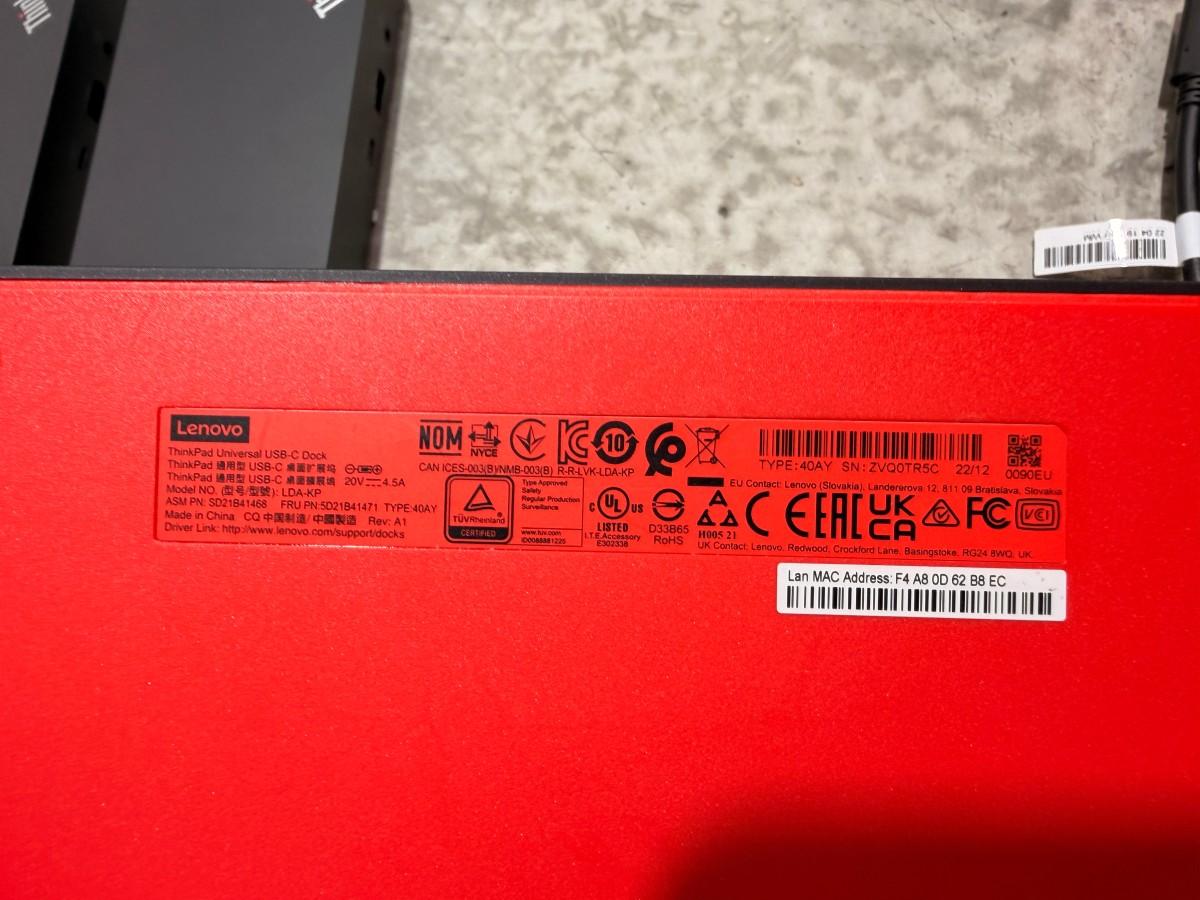 Parti med 8 PC-skjermer og 4 Lenovo USB-C-dokkingstasjoner