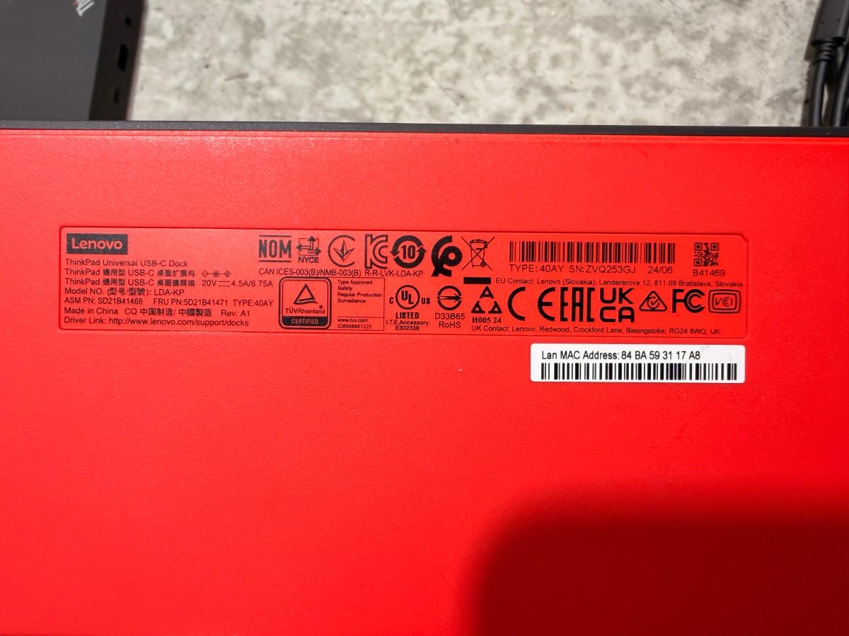 Parti med 8 PC-skjermer og 4 Lenovo USB-C-dokkingstasjoner
