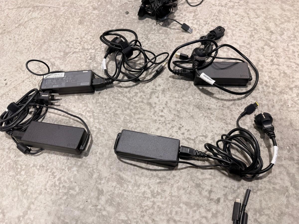 Parti med 8 PC-skjermer og 4 Lenovo USB-C-dokkingstasjoner