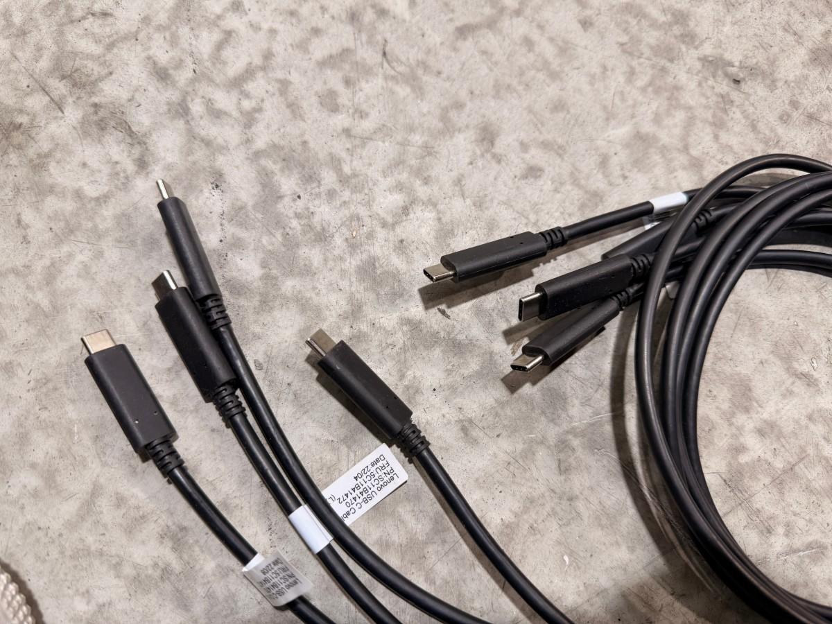 Parti med 8 PC-skjermer og 4 Lenovo USB-C-dokkingstasjoner