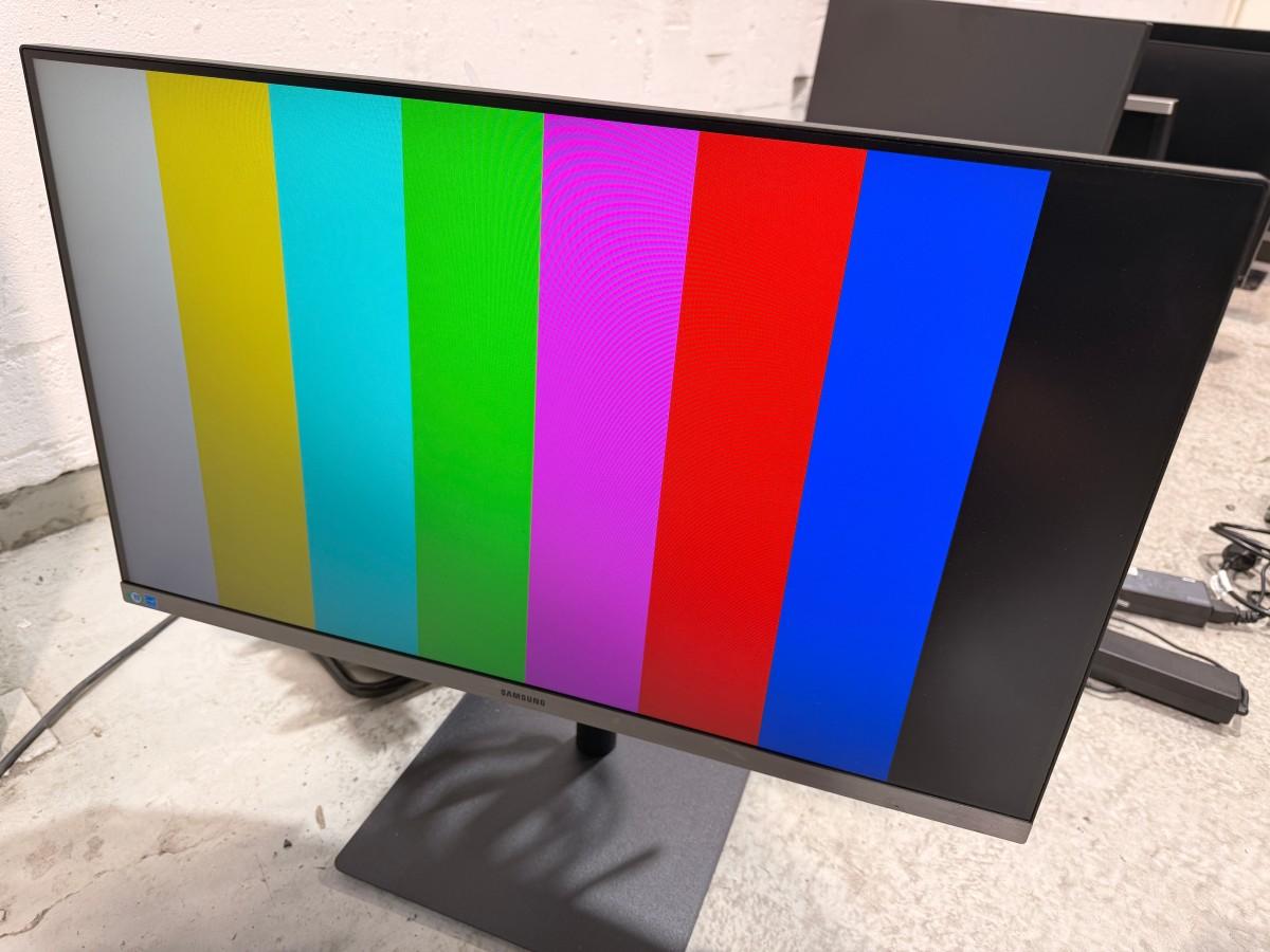 Parti med 8 PC-skjermer og 4 Lenovo USB-C-dokkingstasjoner