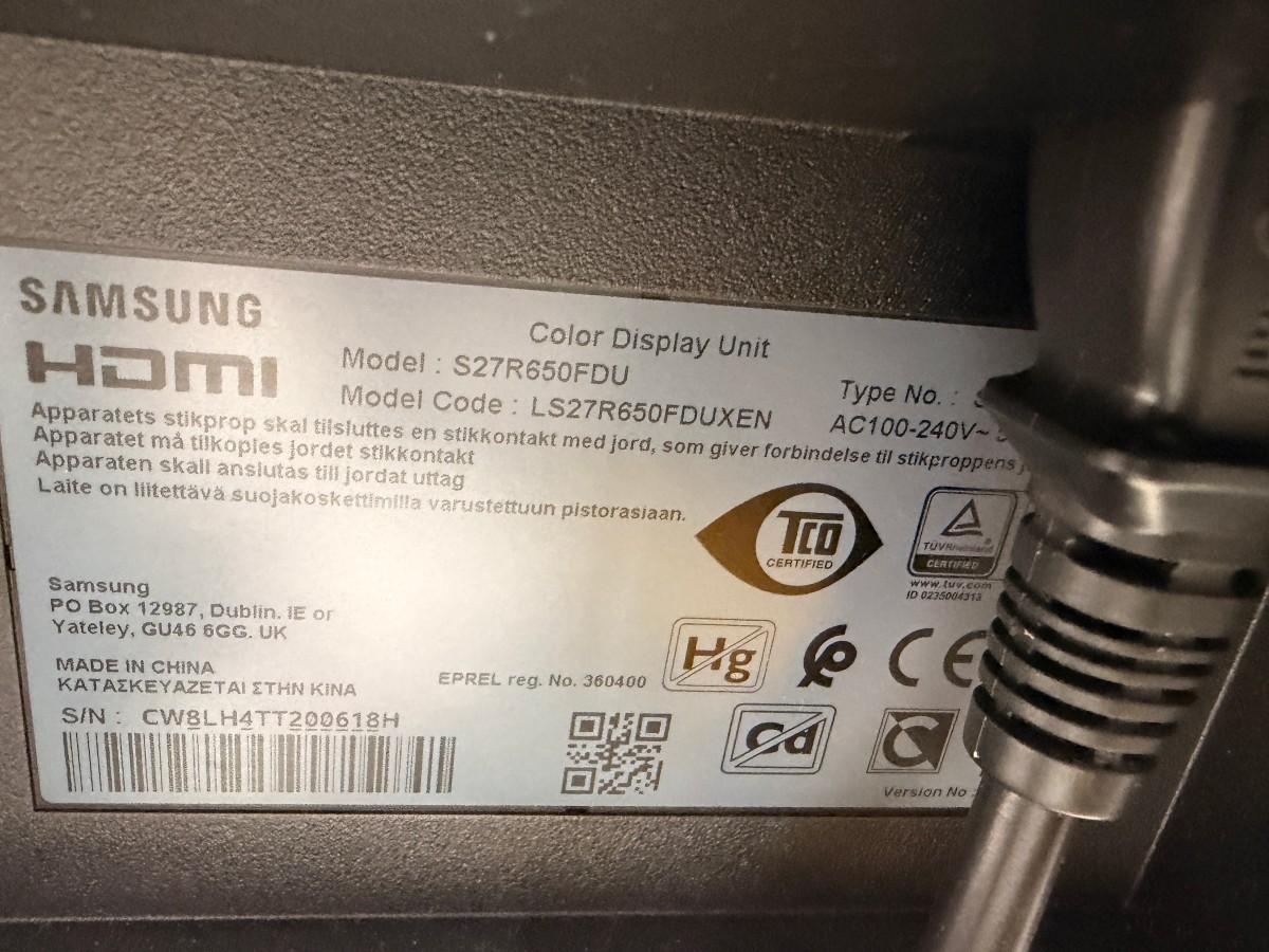 Parti med 8 PC-skjermer og 4 Lenovo USB-C-dokkingstasjoner