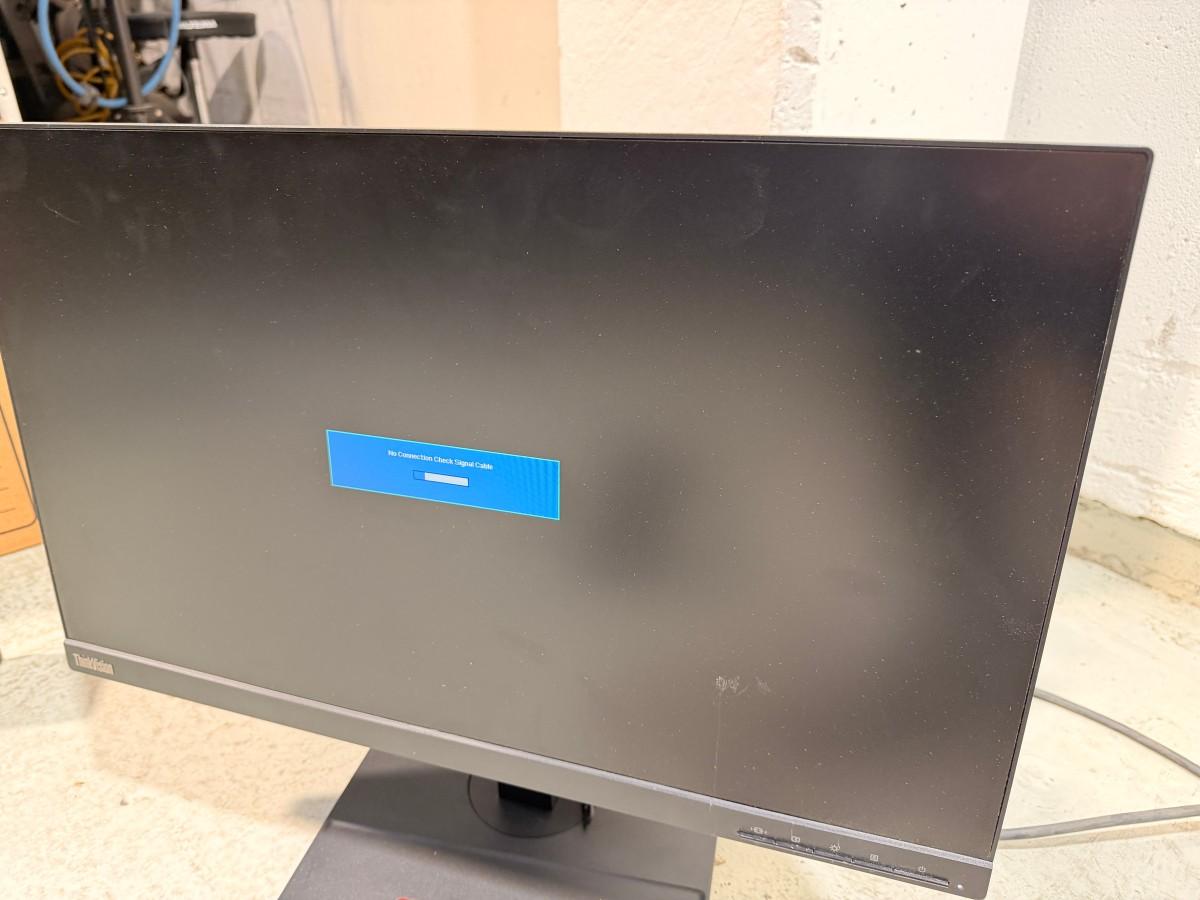 Parti med 8 PC-skjermer og 4 Lenovo USB-C-dokkingstasjoner