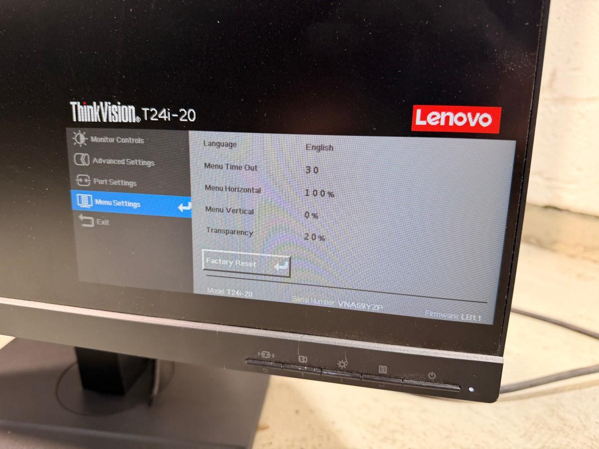 Parti med 8 PC-skjermer og 4 Lenovo USB-C-dokkingstasjoner