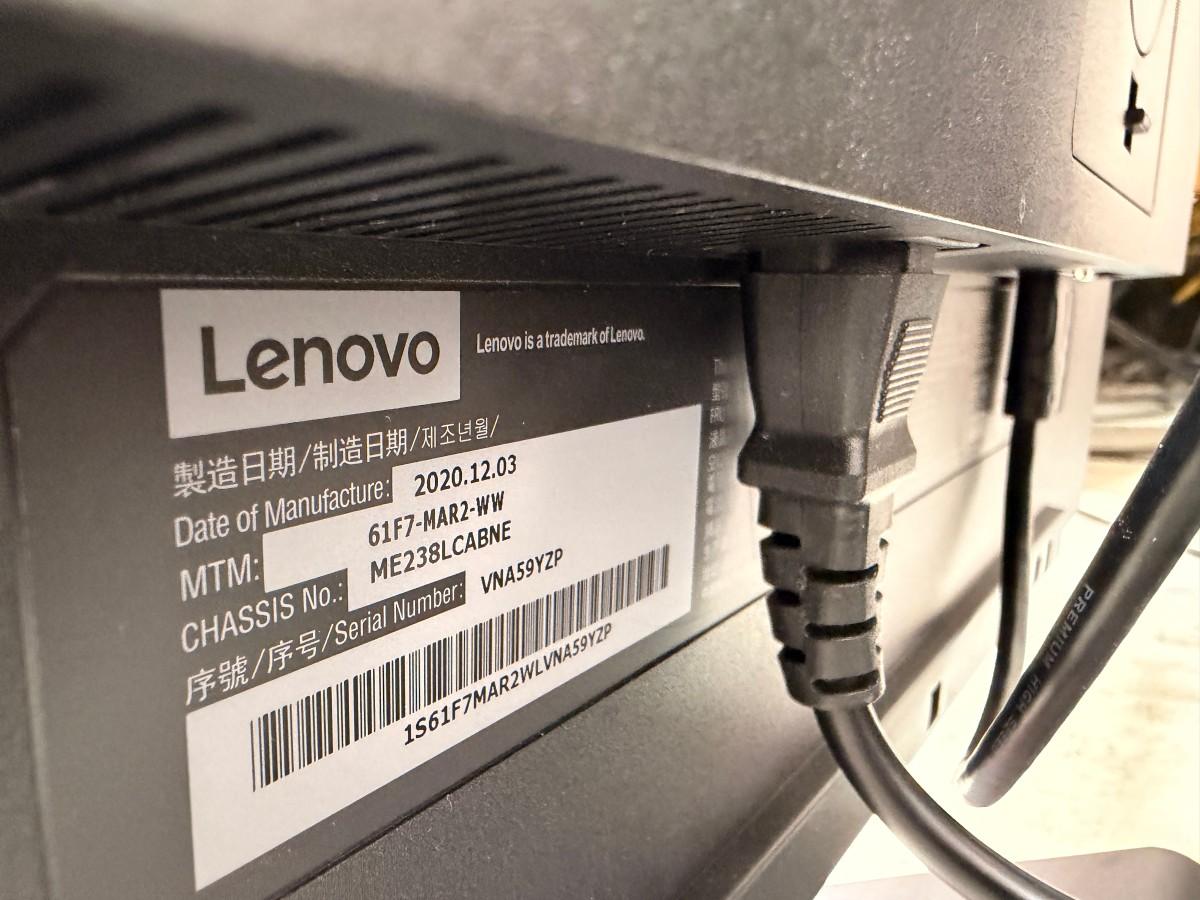 Parti med 8 PC-skjermer og 4 Lenovo USB-C-dokkingstasjoner