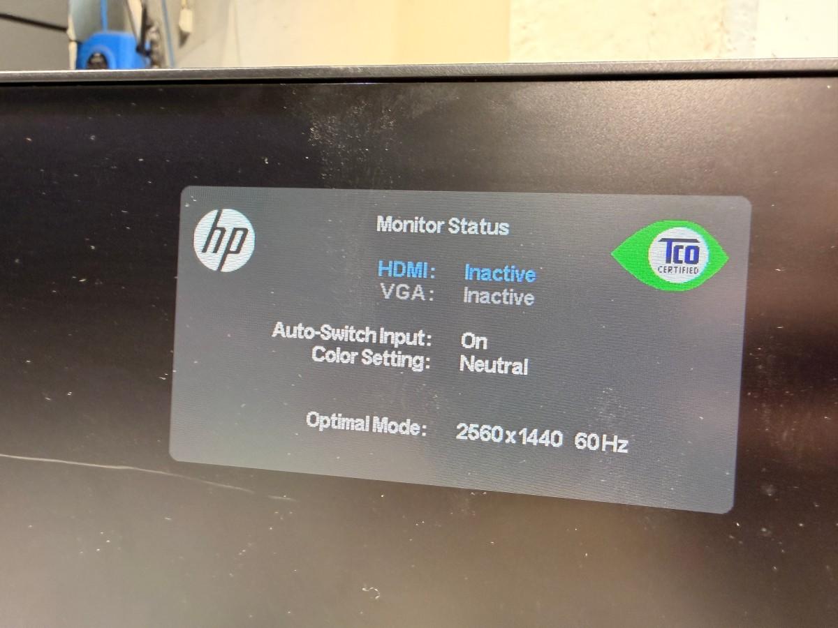 Parti med 8 PC-skjermer og 4 Lenovo USB-C-dokkingstasjoner