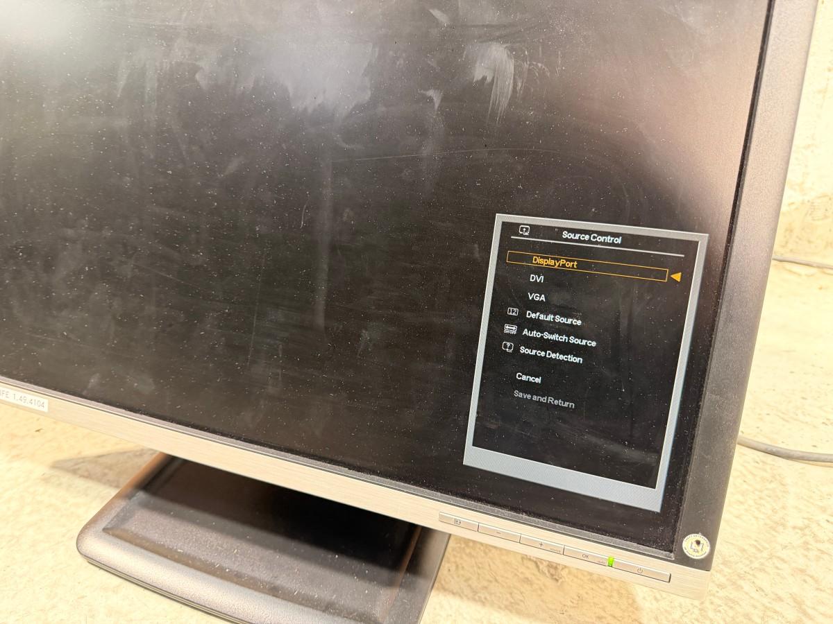 Parti med 8 PC-skjermer og 4 Lenovo USB-C-dokkingstasjoner