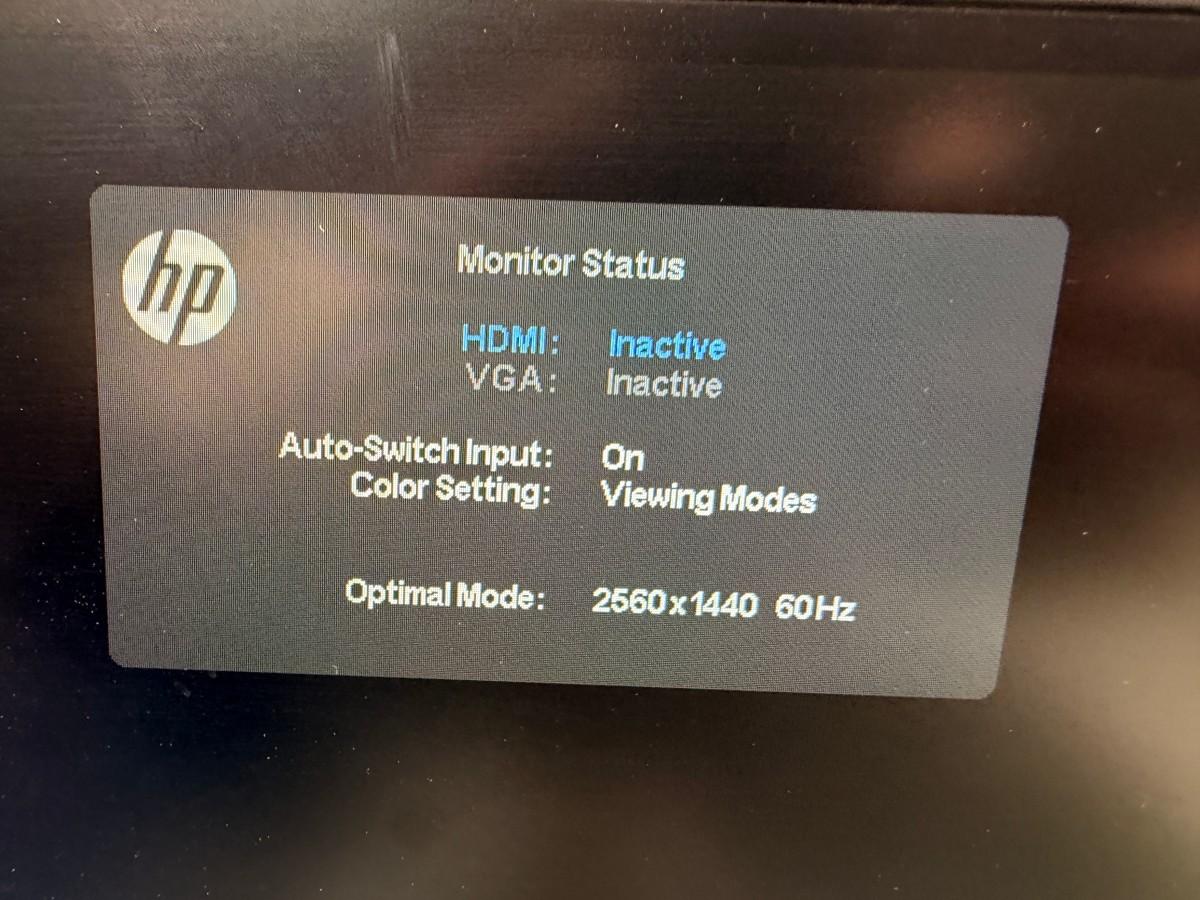 Parti med 8 PC-skjermer og 4 Lenovo USB-C-dokkingstasjoner