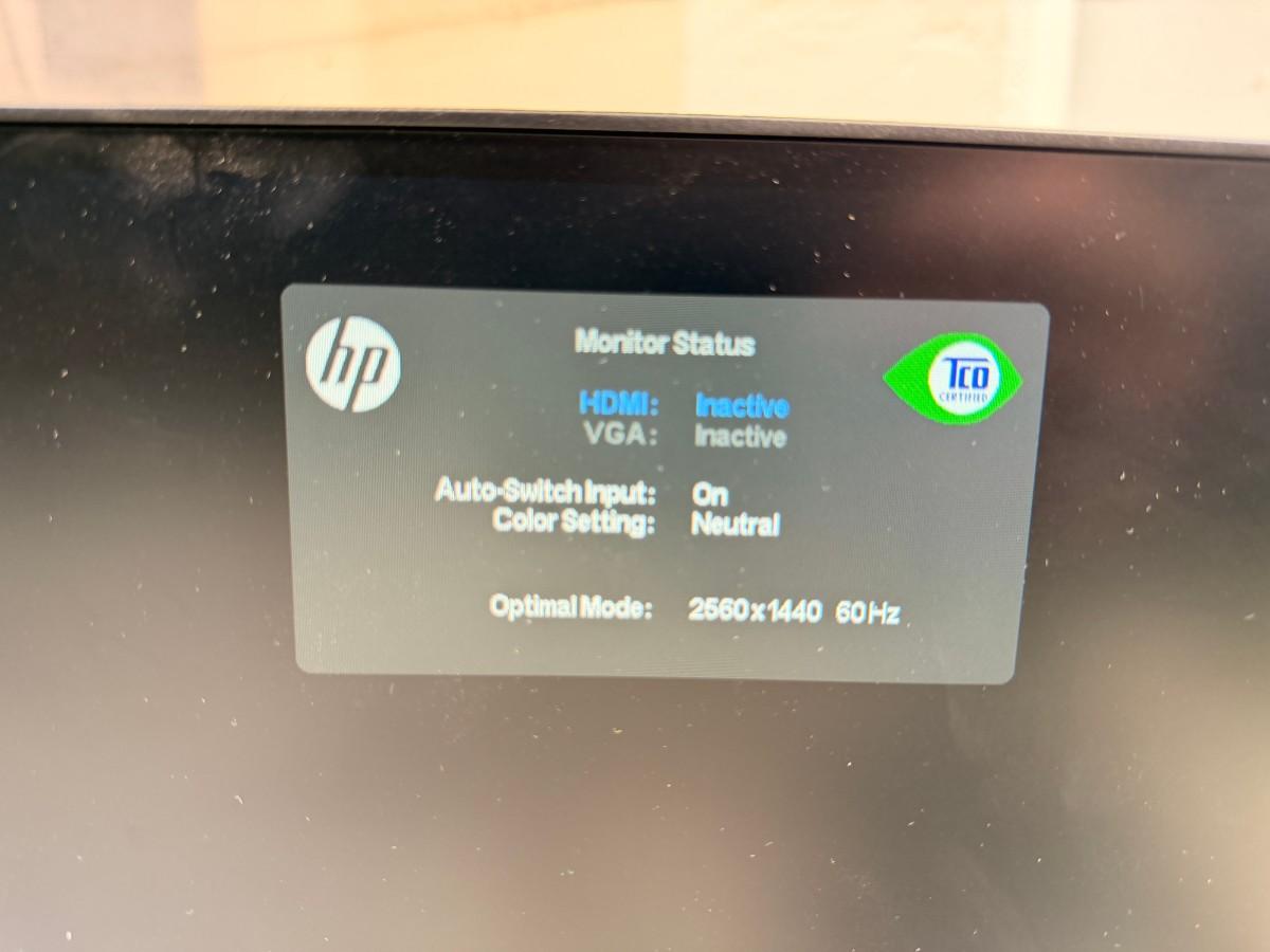 Parti med 8 PC-skjermer og 4 Lenovo USB-C-dokkingstasjoner