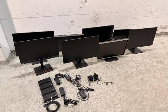Parti med 8 PC-skjermer og 4 Lenovo USB-C-dokkingstasjoner