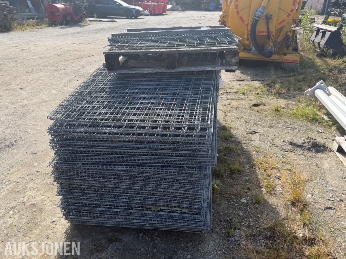 Parti med galvaniserte gabionkurver / gitterelementer