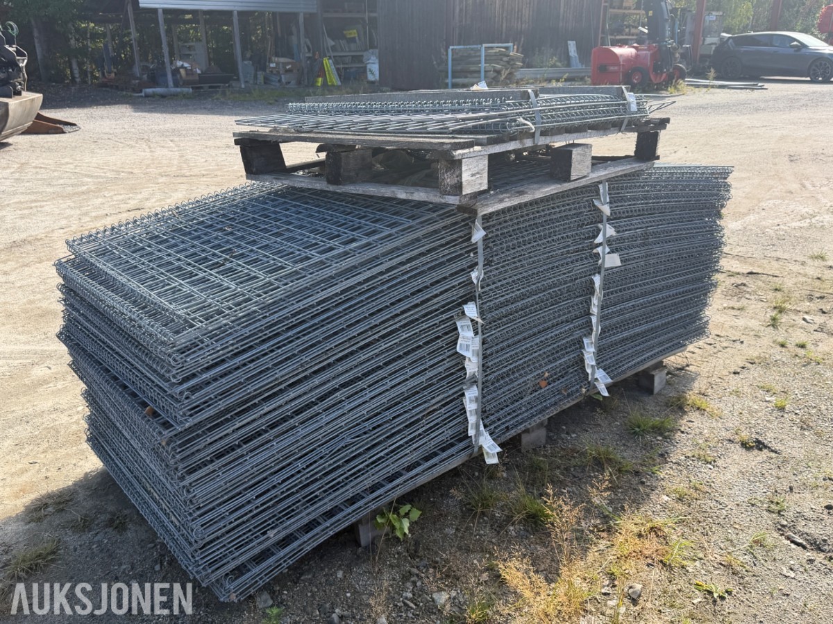 Parti med galvaniserte gabionkurver / gitterelementer