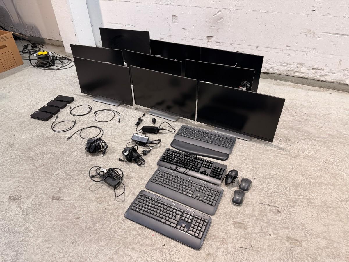 9 stk. skjermer med Lenovo USB-C dokkingstasjoner og tilbehør