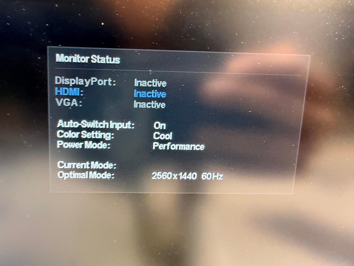 9 stk. skjermer med Lenovo USB-C dokkingstasjoner og tilbehør