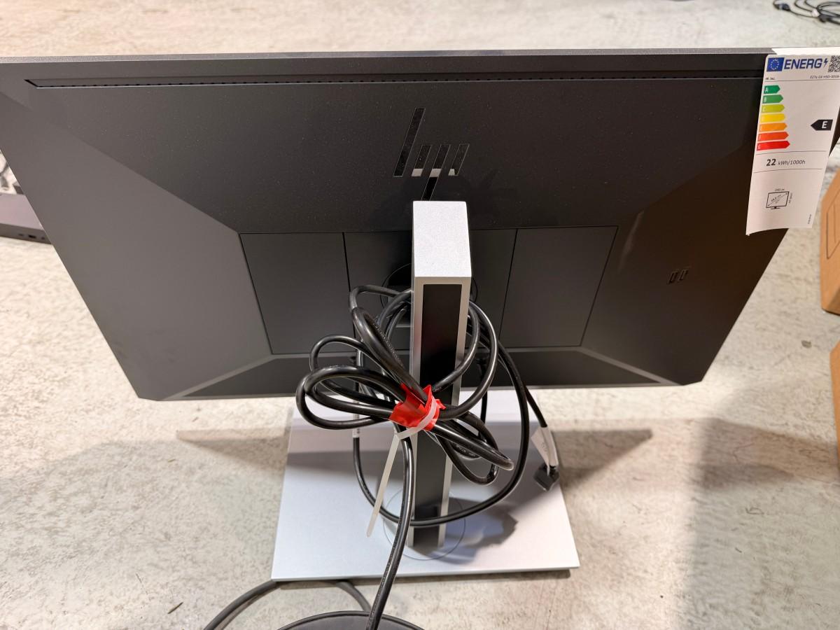 9 stk. skjermer med Lenovo USB-C dokkingstasjoner og tilbehør