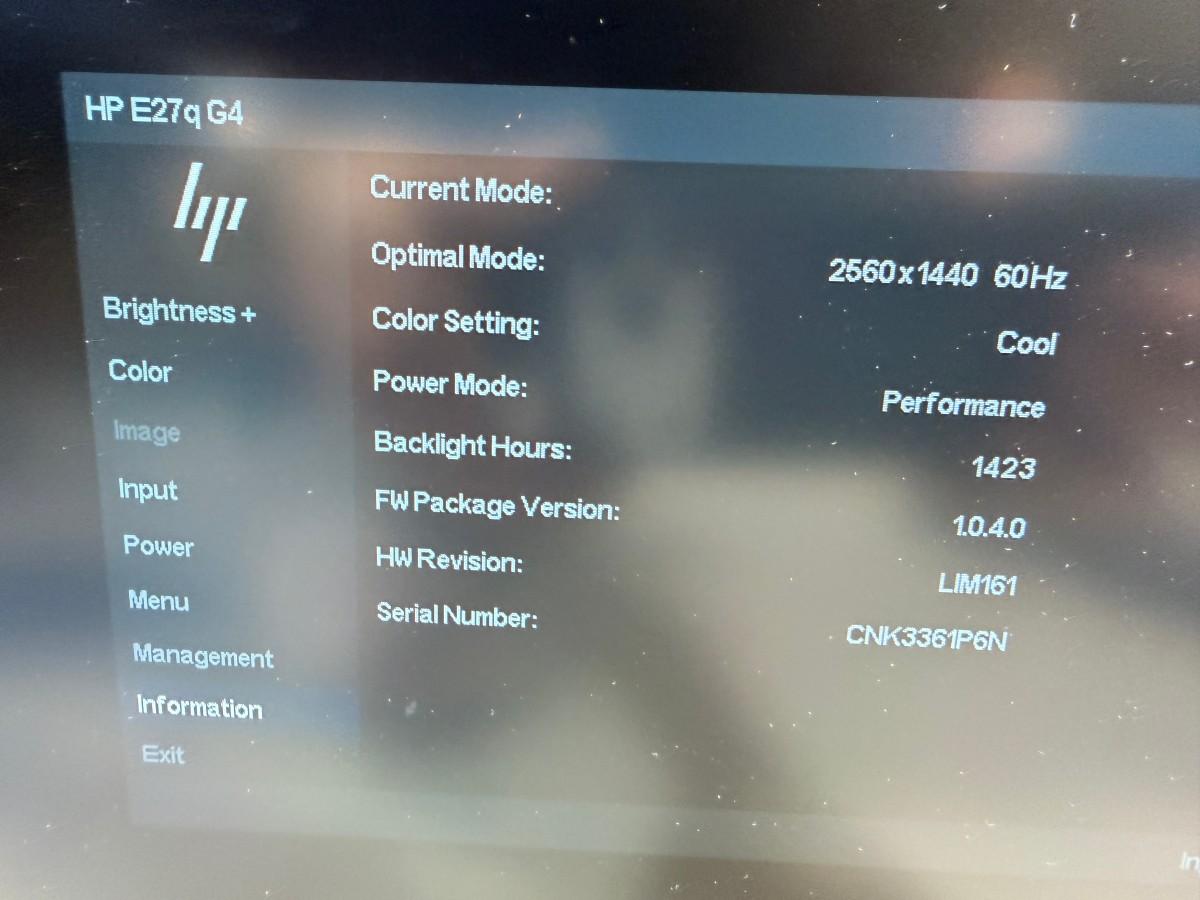 9 stk. skjermer med Lenovo USB-C dokkingstasjoner og tilbehør