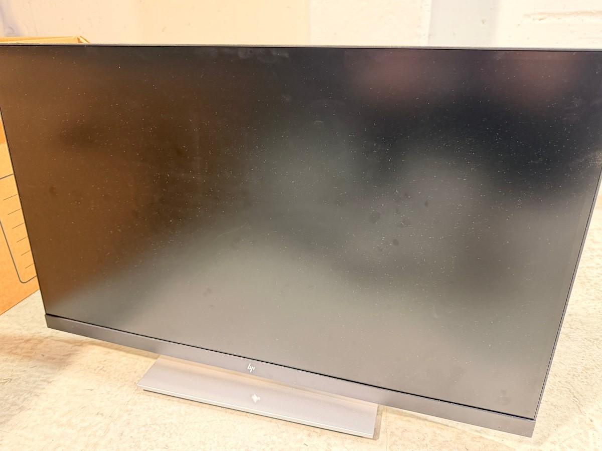 9 stk. skjermer med Lenovo USB-C dokkingstasjoner og tilbehør