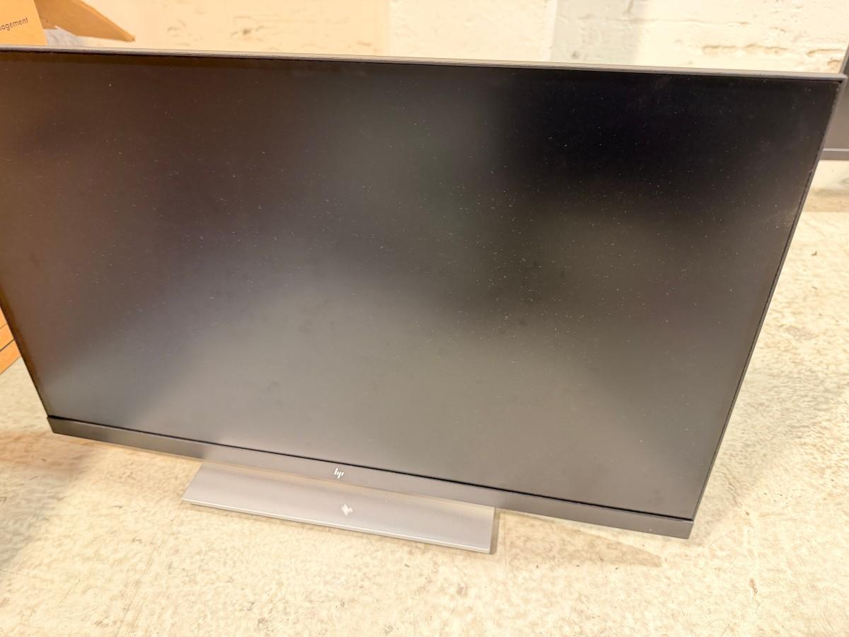9 stk. skjermer med Lenovo USB-C dokkingstasjoner og tilbehør