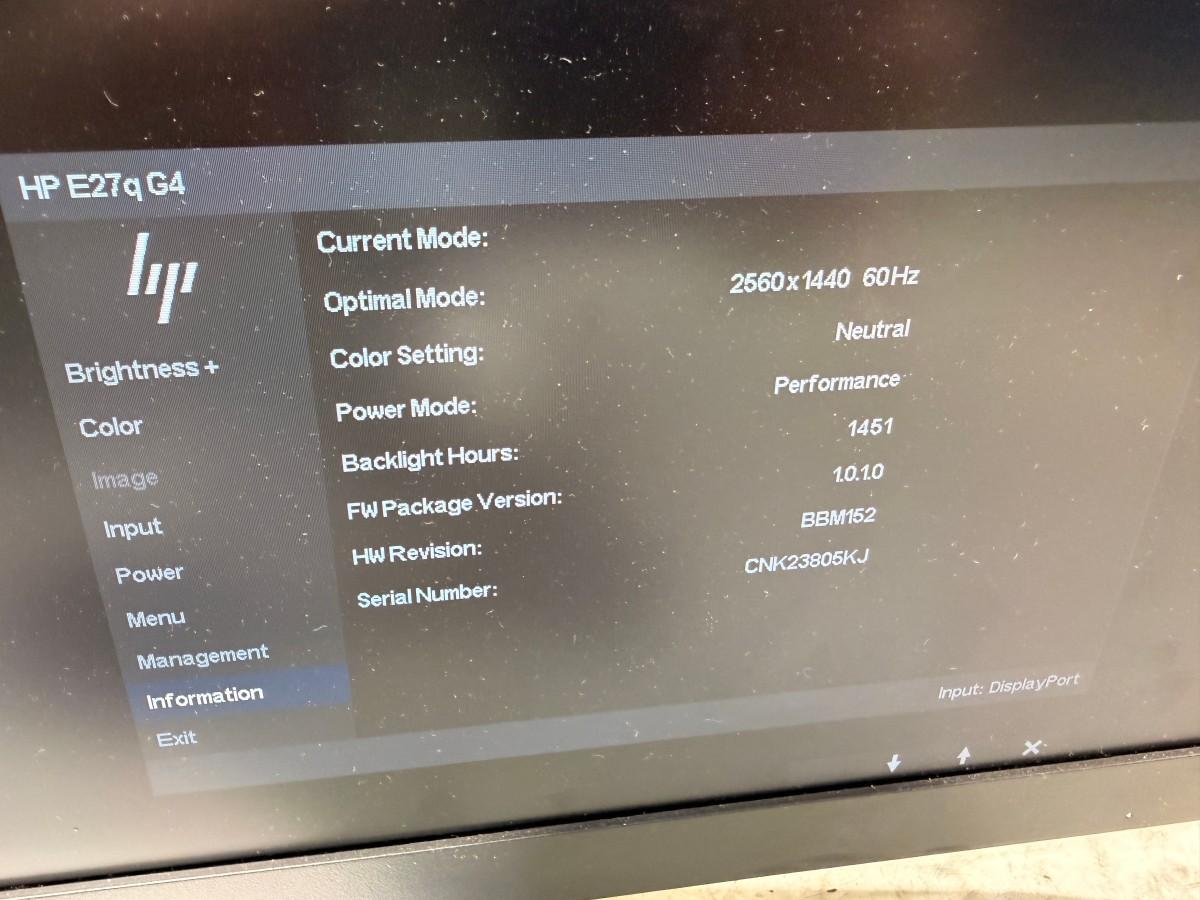 9 stk. skjermer med Lenovo USB-C dokkingstasjoner og tilbehør
