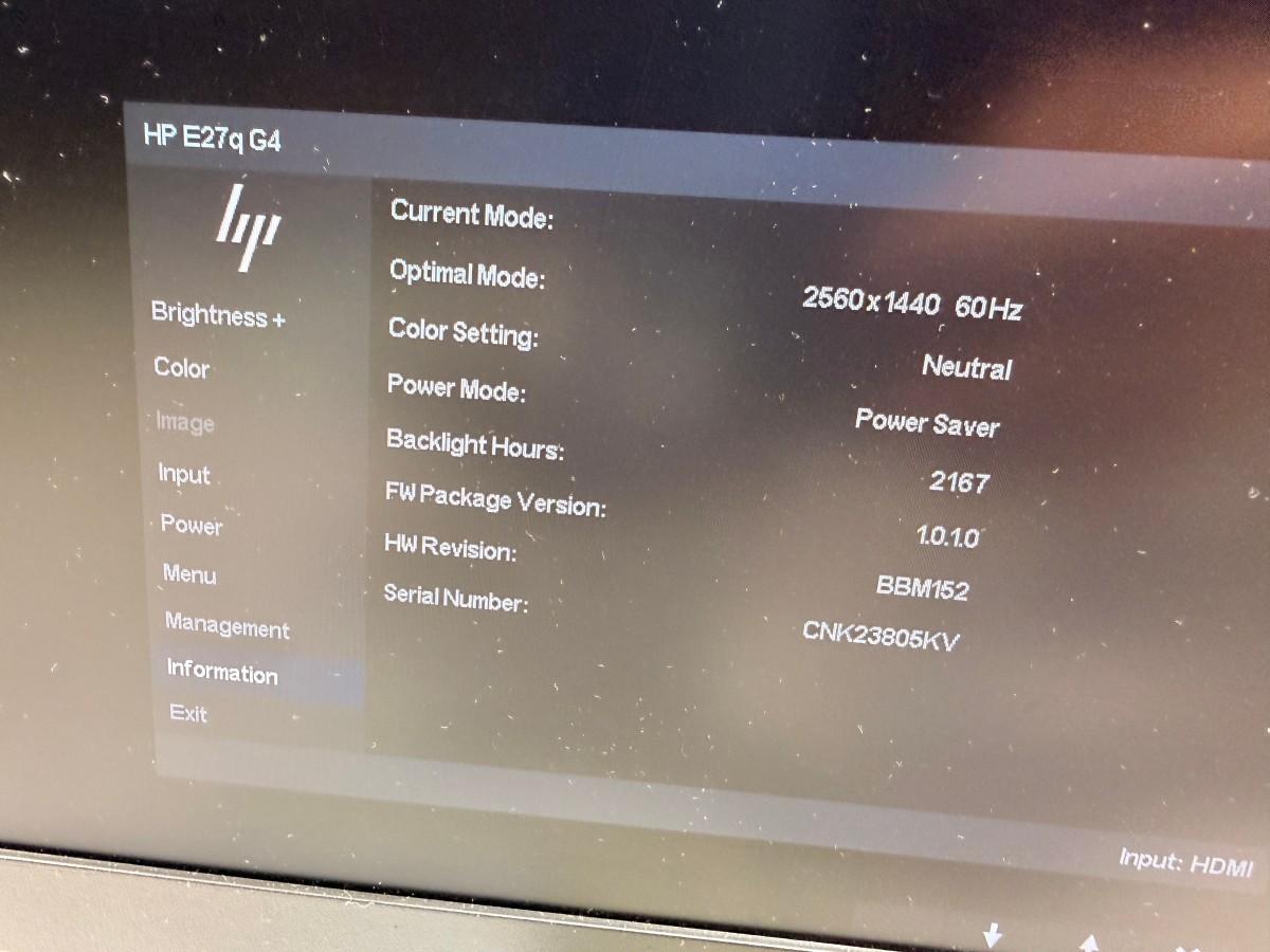 9 stk. skjermer med Lenovo USB-C dokkingstasjoner og tilbehør