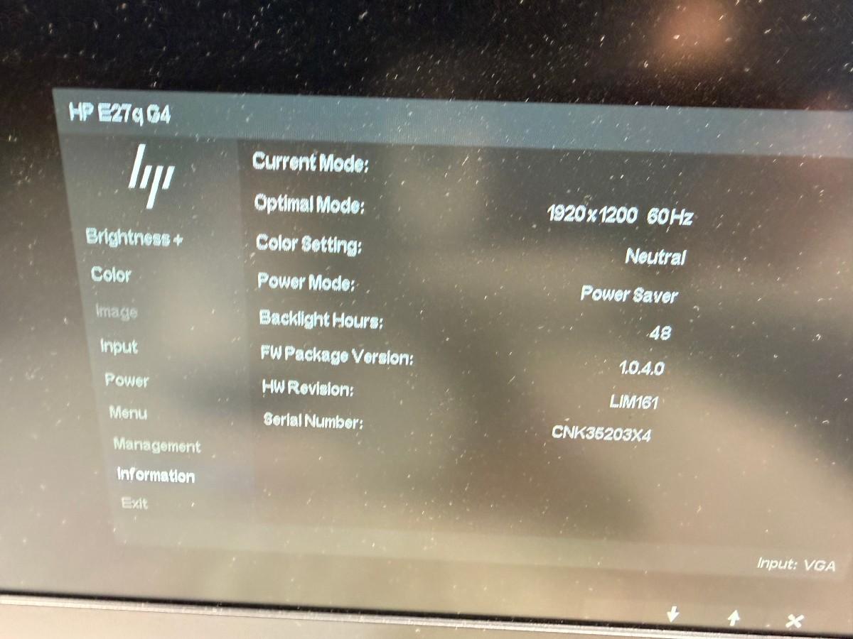 9 stk. skjermer med Lenovo USB-C dokkingstasjoner og tilbehør