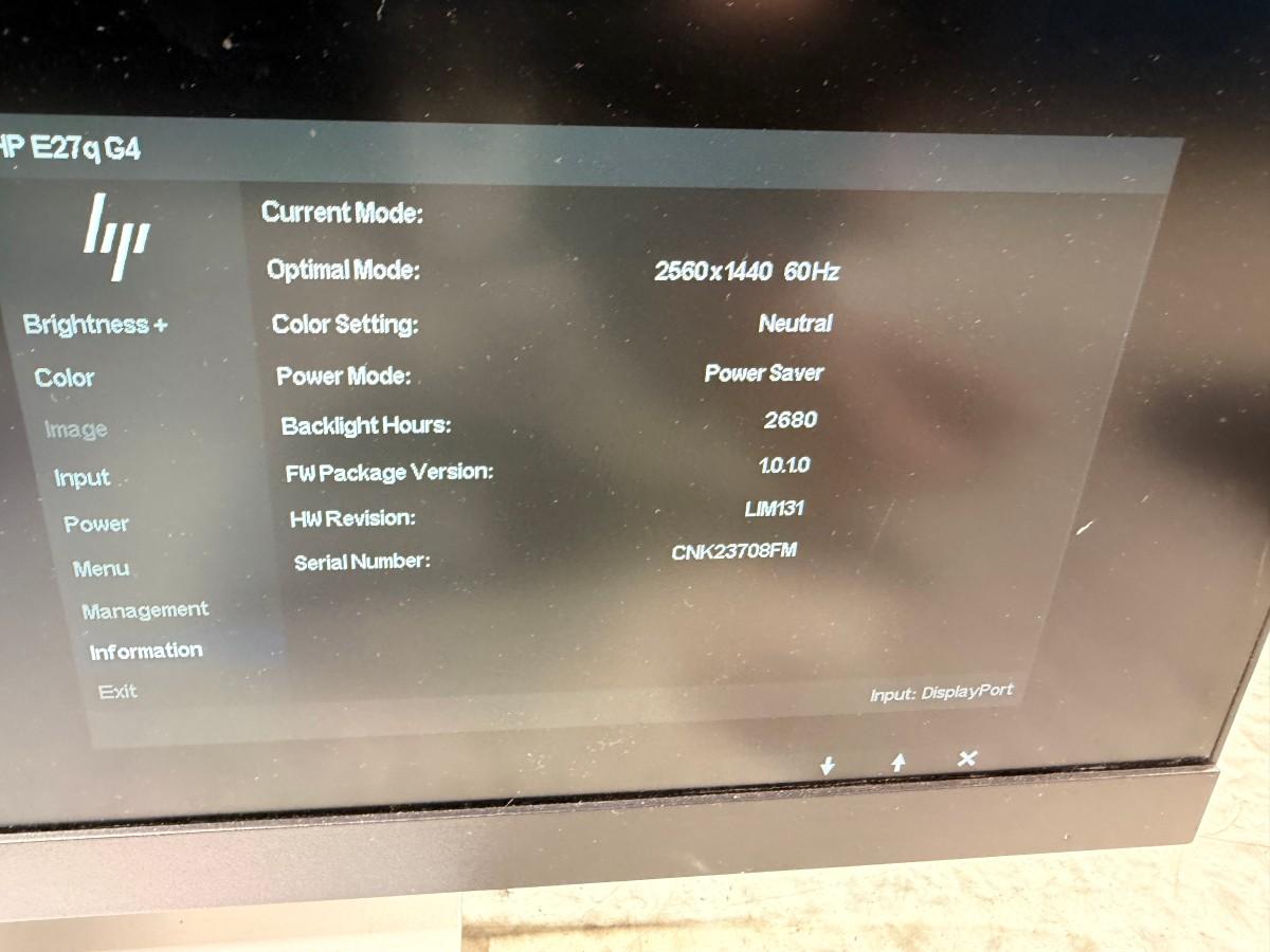9 stk. skjermer med Lenovo USB-C dokkingstasjoner og tilbehør