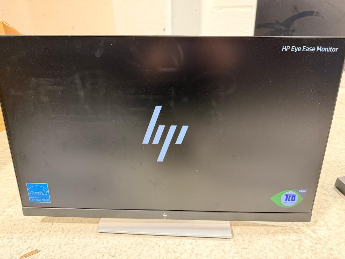 9 stk. skjermer med Lenovo USB-C dokkingstasjoner og tilbehør