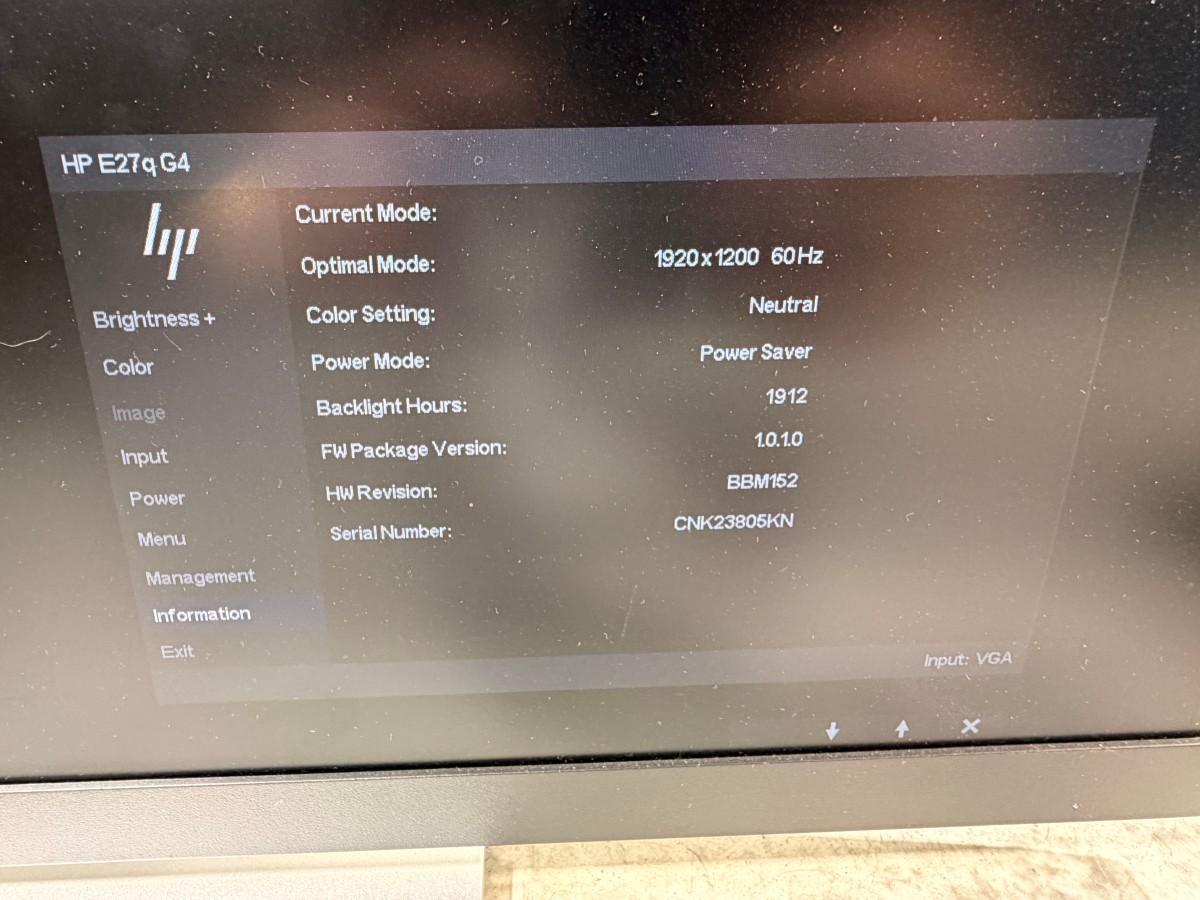 9 stk. skjermer med Lenovo USB-C dokkingstasjoner og tilbehør
