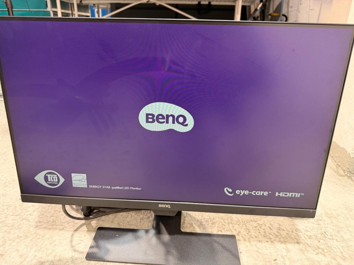 9 stk. skjermer med Lenovo USB-C dokkingstasjoner og tilbehør