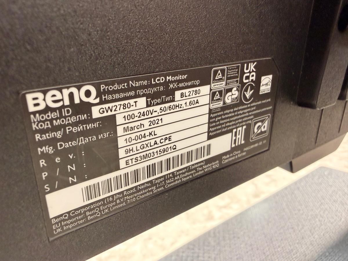 9 stk. skjermer med Lenovo USB-C dokkingstasjoner og tilbehør
