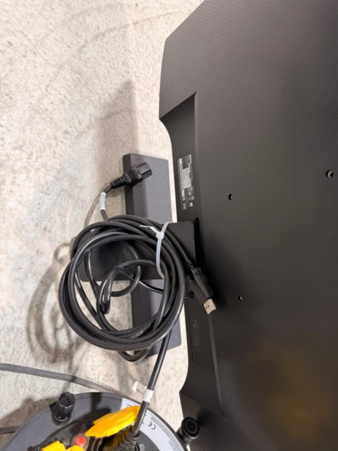 9 stk. skjermer med Lenovo USB-C dokkingstasjoner og tilbehør