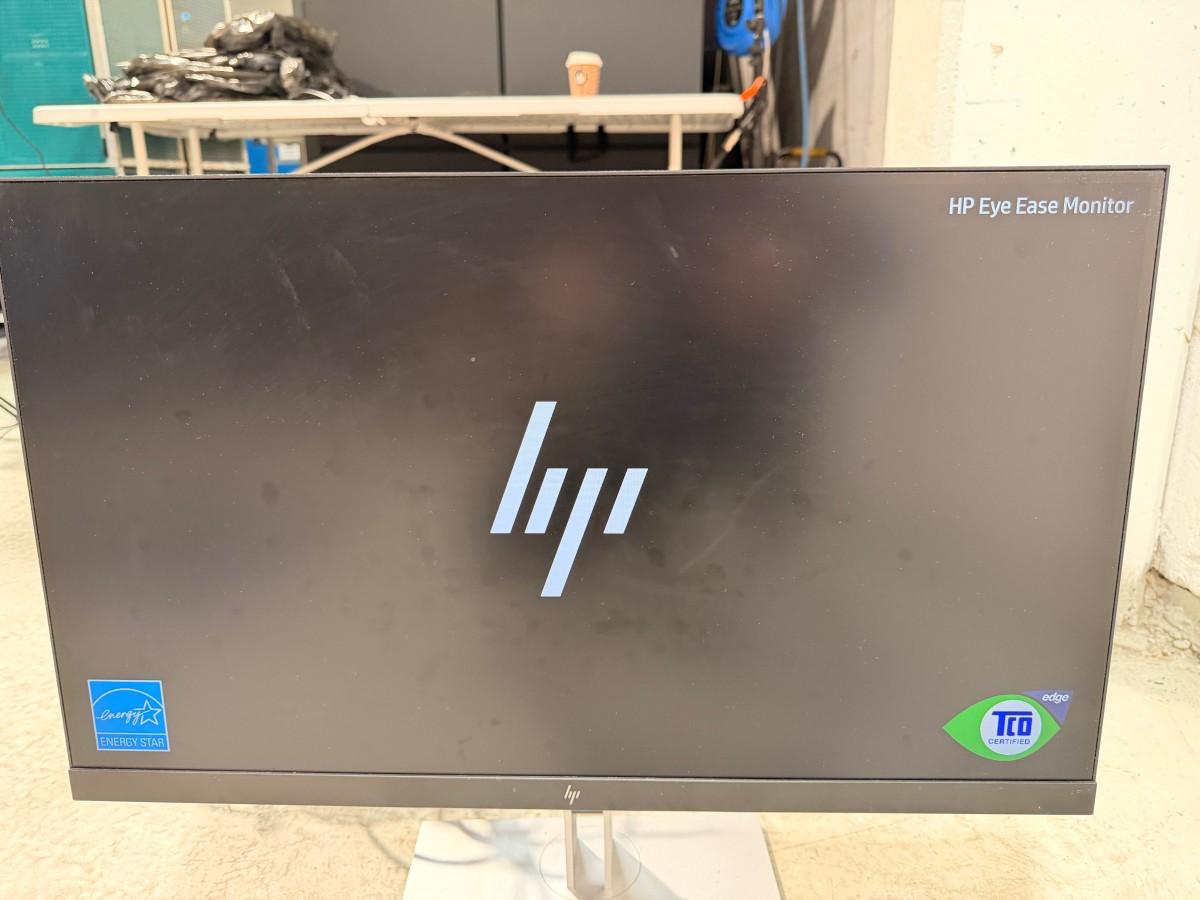 9 stk. skjermer med Lenovo USB-C dokkingstasjoner og tilbehør