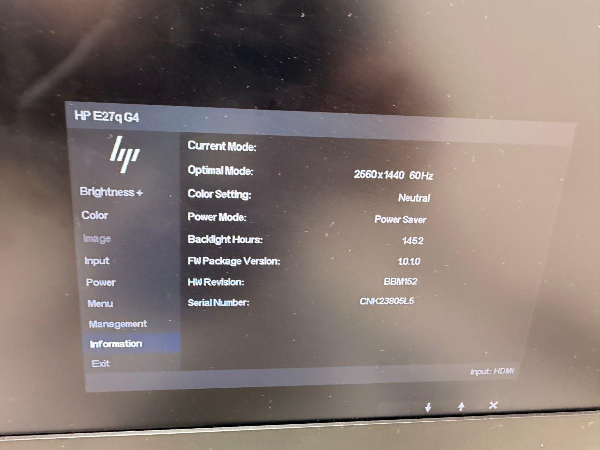 9 stk. skjermer med Lenovo USB-C dokkingstasjoner og tilbehør