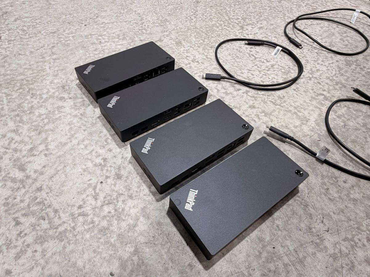9 stk. skjermer med Lenovo USB-C dokkingstasjoner og tilbehør