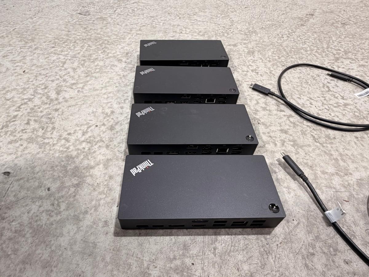 9 stk. skjermer med Lenovo USB-C dokkingstasjoner og tilbehør