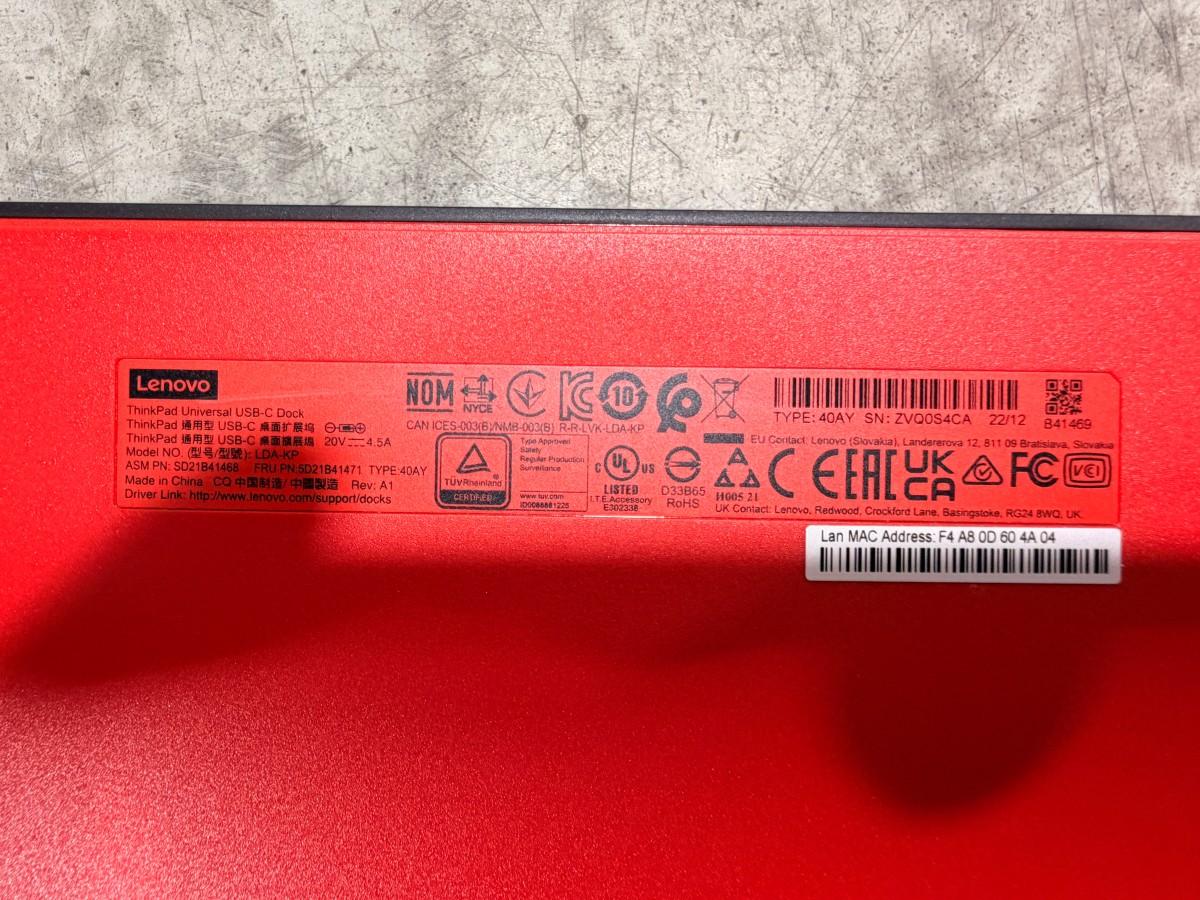 9 stk. skjermer med Lenovo USB-C dokkingstasjoner og tilbehør