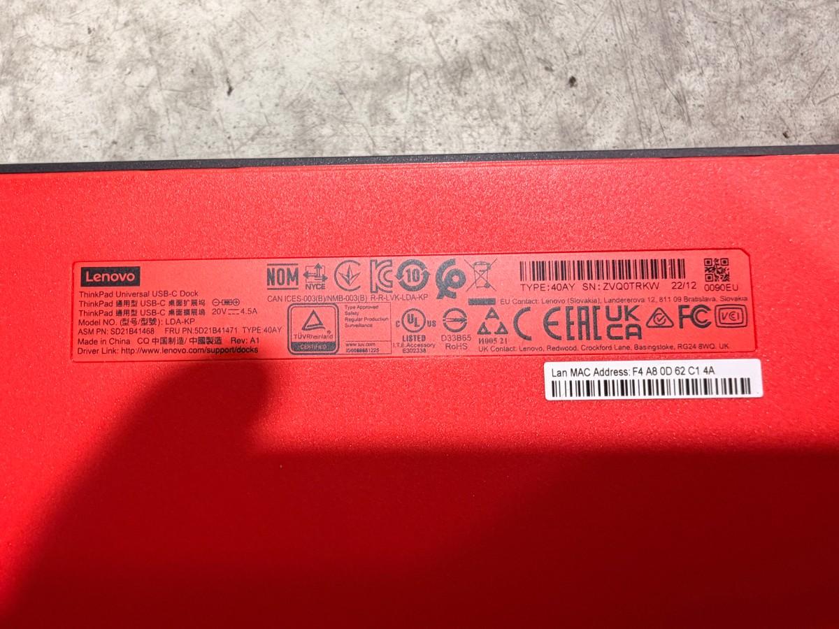 9 stk. skjermer med Lenovo USB-C dokkingstasjoner og tilbehør