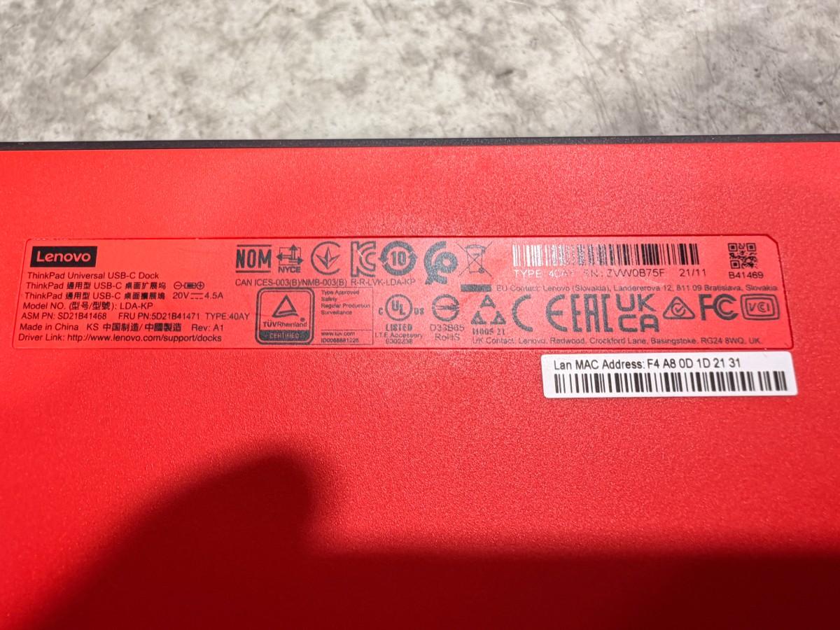 9 stk. skjermer med Lenovo USB-C dokkingstasjoner og tilbehør